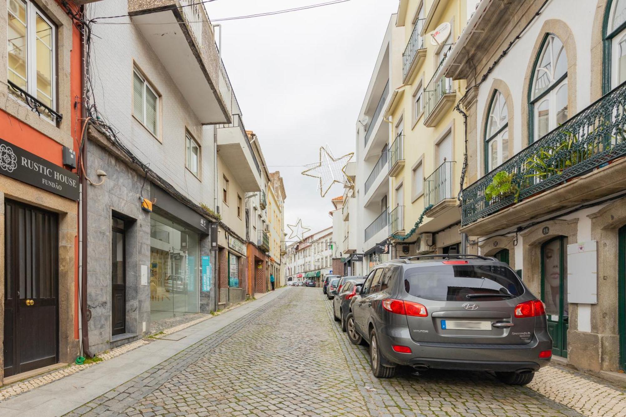 Remodeled Historical Apartment In The City Center Fundão Exterior foto